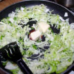 na patelni smaży się siekany por