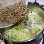 Zupa porowa z soczewicą groszkiem i chilli