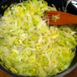 posiekany por smaży się na dużej patelni