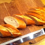 pokrojona w skośne kromki bułka paryska weka