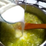 Zupa porowa z ziemniakami i grzankami na maśle