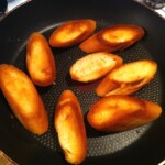 na patelni smażą się grzanki z weki bułki paryskiej