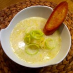 Zupa porowa z ziemniakami i grzankami na maśle