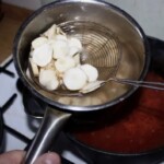 obrany i pokrojony topinambur na sicie