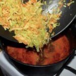 starte warzywa dodawane są do zupy