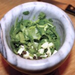 w moździerzu znajduje się liście kolendry i przyprawy