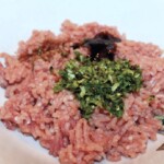 mięso mielone w misce razem z przyprawami