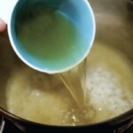 w garnku gotuje się ryż w bulionie