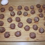 pulpety wieprzowe surowe leżą na desce kuchennej