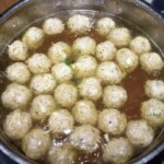 w garnku gotują się pulpety wieprzowe