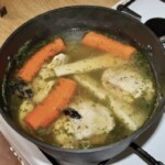 w garnku gotuje się rosół z kurczaka