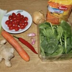 Zupa warzywna ze szpinakiem soczewicą i imbirem składniki