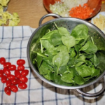 liście szpinaku leżą w durszlaku