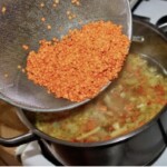 Zupa warzywna ze szpinakiem soczewicą i imbirem