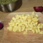 obrane i pokrojone w kostkę ziemniaki leża na desce kuchennej