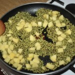 na patelni smażą się pokrojone w kostkę ziemniak i fasolka mung