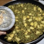 na patelni smażą się pokrojone w kostkę ziemniak i fasolka mung