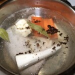 w garnku gotuje się rosół z kurczaka