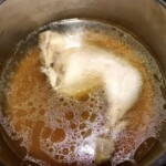 ugotowany kurczak w rosole w garnku