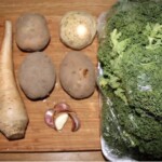 jarmuż, ziemniaki i pietruszka na desce kuchennej