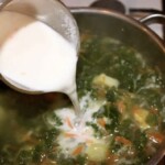 Zupa z jarmużem na kurczaku robiona