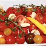 różnokolorowe pomidorki w naczyniu żaroodpornym