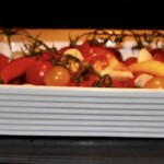 różnokolorowe pomidorki w naczyniu żaroodpornym pieką się w piekarniku