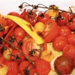 różnokolorowe pomidorki w naczyniu żaroodpornym po upieczeniu