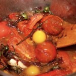 różnokolorowe pomidorki w naczyniu żaroodpornym po upieczeniu