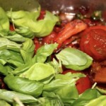 różnokolorowe pomidorki w naczyniu żaroodpornym po upieczeniu