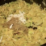 drobno siekany por smaży się na patelni