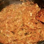 drobno siekany por smaży się na patelni