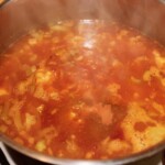 zupa z porem ciecierzycą i chorizo gotuje się w garnku