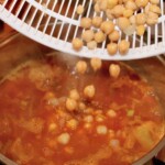 zupa z porem ciecierzycą i chorizo gotuje się w garnku