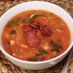 zupa z porem ciecierzycą i chorizo podana w misce