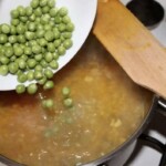 groszek wrzucany jest do garnka z zupą