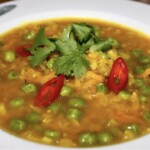 Zupa z soczewicy z groszkiem i harissą