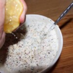 wyciskanie soku z cytryny w dłoni