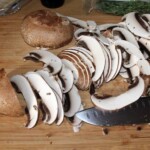 pokrojone w plasterki brązowe pieczarki na blacie kuchennym