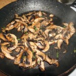 na patelni smażą się siekane pieczarki