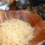 starty żółty ser w drewnianej misce