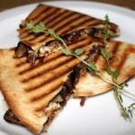 Quesadilla z pieczarkami i cebulą karmelizowaną