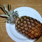 świeży ananas na talerzu