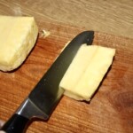 ananas w trakcie obierania