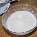 w misce rozpuszczone są drożdże w mleku