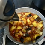 Bakłażan duszony z ziemniakami na patelni