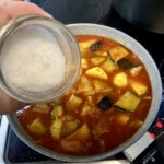 Bakłażan duszony z ziemniakami na patelni