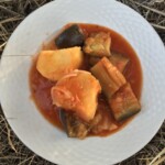 Bakłażan duszony z ziemniakami na talerzu