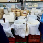 białe sery na straganie