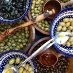 kolorowe oliwki w ozdobnych naczyniach